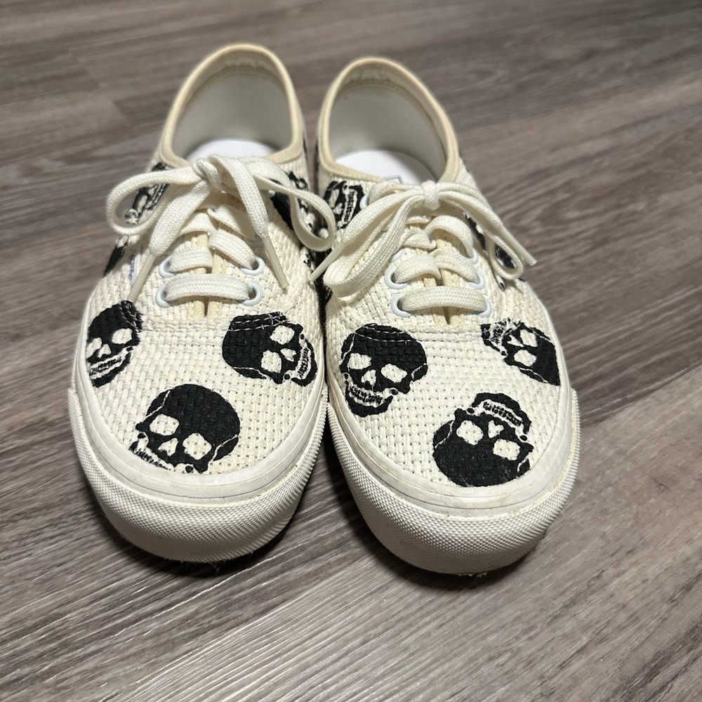 Vans Authentic 44 DX Needlepoint Skulls shoes 7 / 8.5